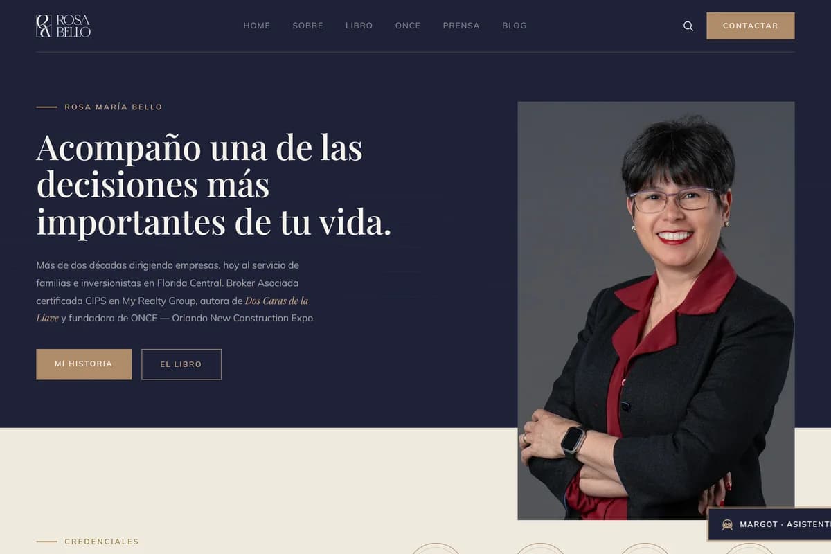 Rosa María Bello homepage — navy editorial hero with her portrait and the line "Acompaño una de las decisiones más importantes de tu vida"